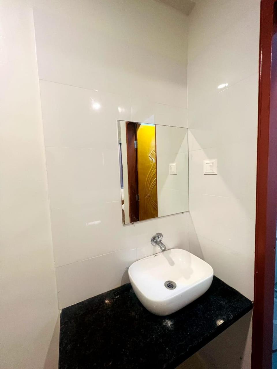Hotel Sai Smruti Ширди Экстерьер фото